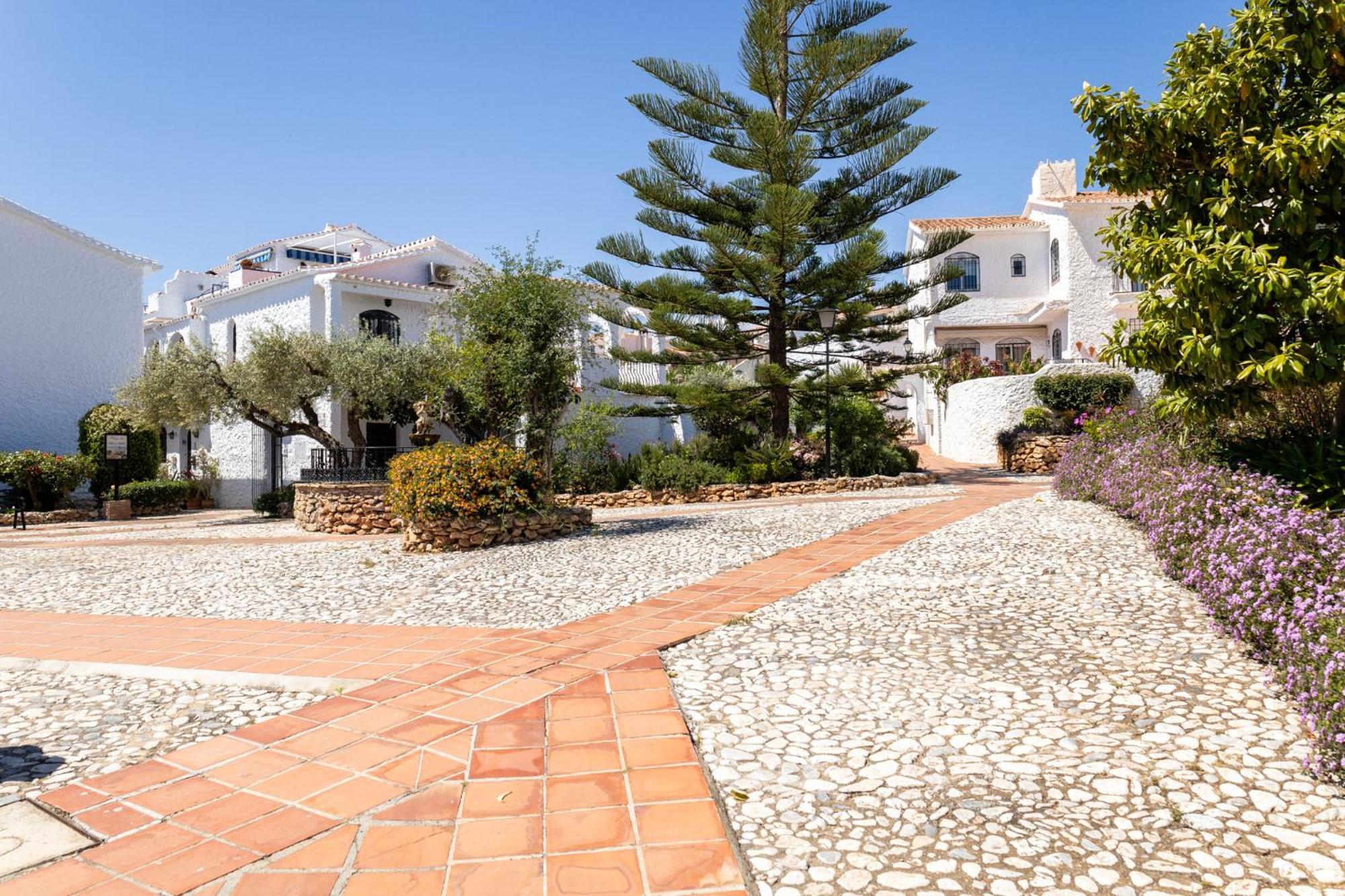 Capistrano Village, 1 Bedroom + Free Wi-Fi Nerja Exteriör bild